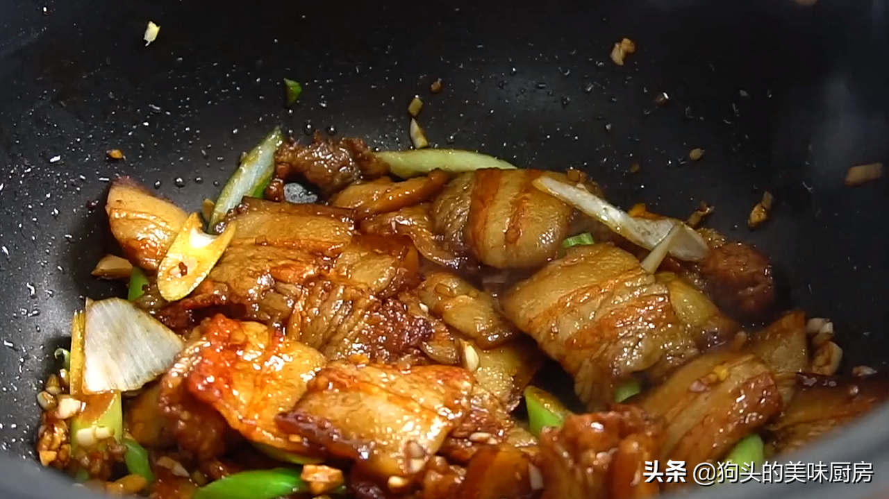 天凉了，用一块猪肉一把粉条炖着吃，暖身暖胃，上桌汤汁都不剩