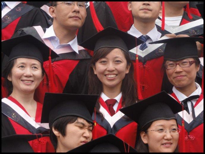 博士毕业大约多少岁？毕业后到手“薪资”高吗？网友：好好读书吧