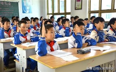 争先恐后抢夺资源，展现激烈竞争场面