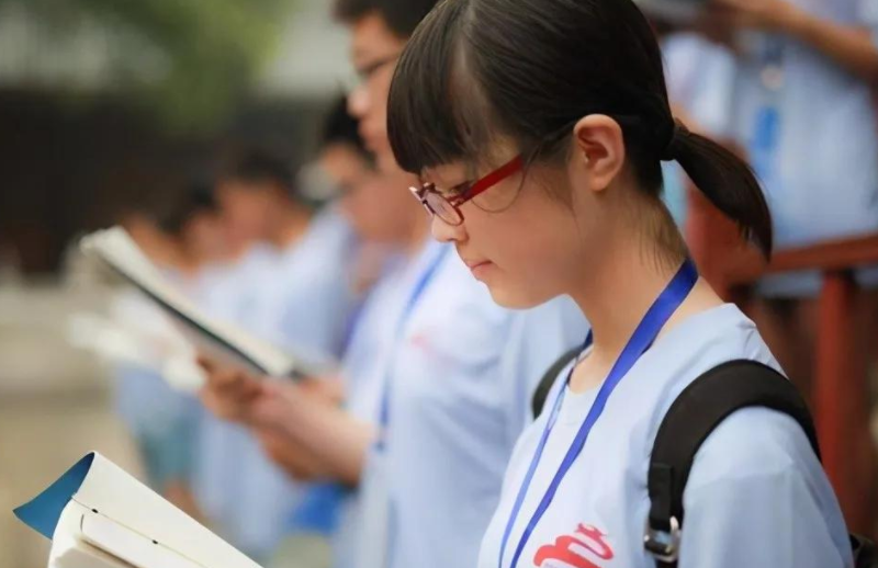高中生掀起一股“弃英学日”的浪潮，理由很现实，学生也很无奈