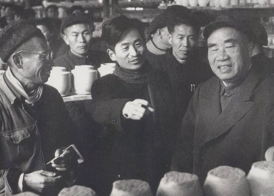 1928年朱德的前妻为钱背叛革命，导致罗亦农被抓，邓小平差点暴露