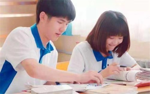 14岁女儿脖子出现草莓印，妈妈没急着问，仅用了一招女儿主动认错