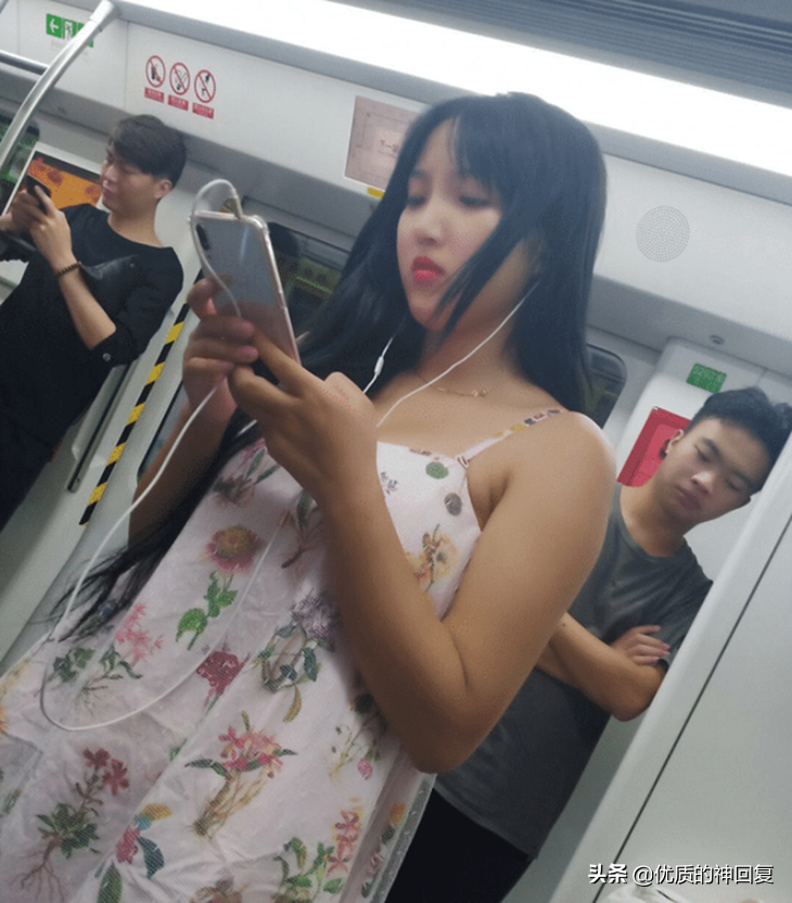 "在地铁上遇到理想型的女生,该怎么委婉地和妹子搭讪?"哈哈哈