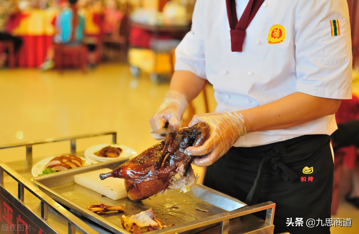 烤鸭店靠短视频盈利，一举成为“网红餐厅”，背后模式引发深思