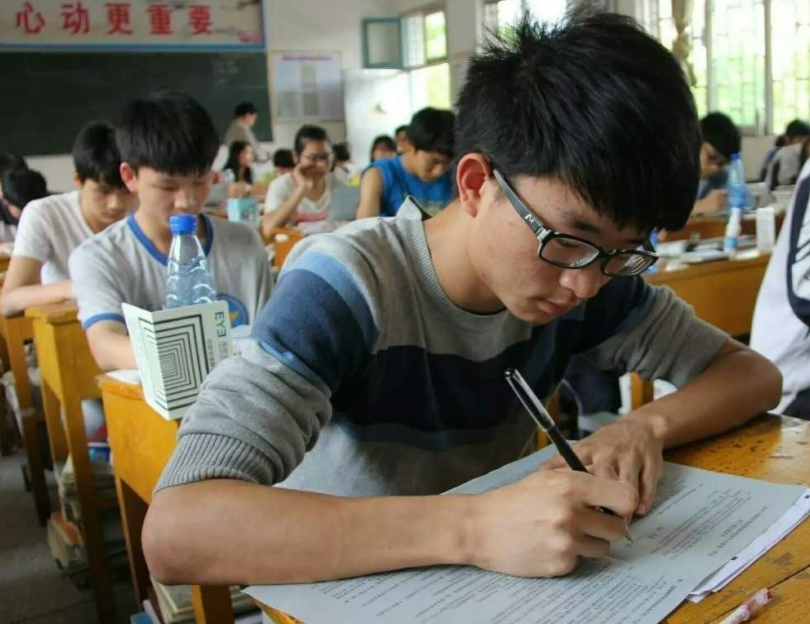 高考规定使用2B铅笔，看看扫描过的试卷便明白，考生别自作聪明