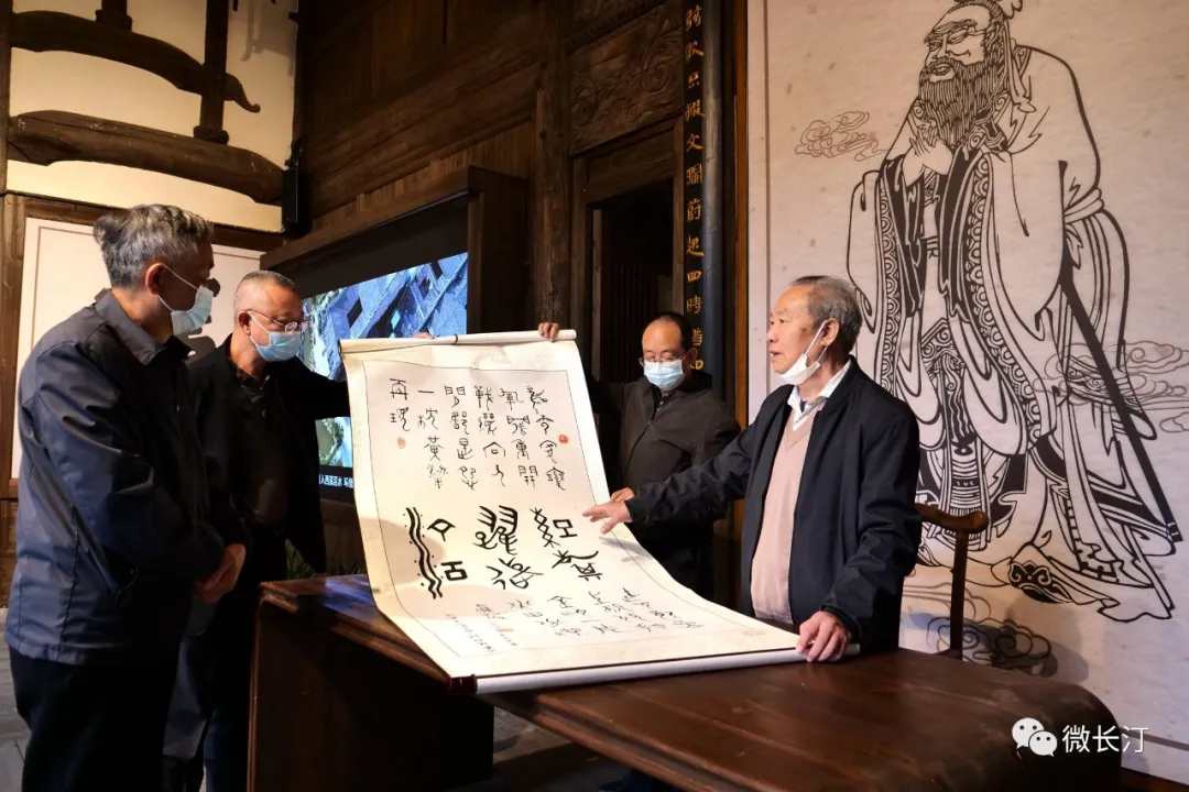 长汀:卧龙书院冠山甲骨文作品展 为古汀州名城文化添光彩