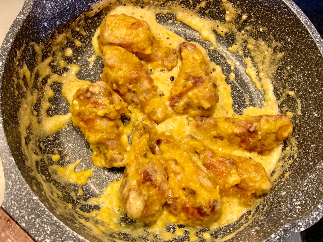 给啥都不换的蛋黄焗鸡翅，看着就流口水，太过瘾了