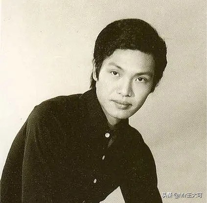 饰演眼镜的演员叫做王钟,饰演熊立的王青是他的亲弟弟,而饰演浪子的