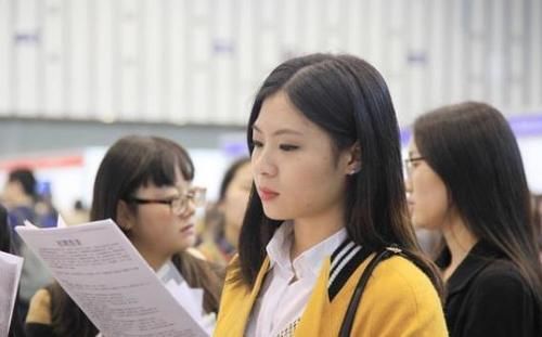 读大专的学生算不算大学生？众人看法不一，教育部门做出如此回答