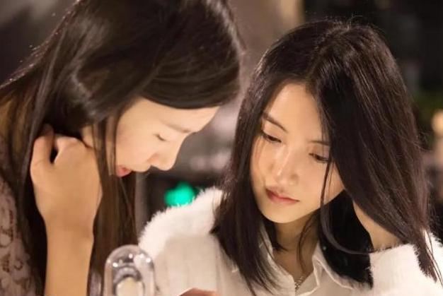 清华“最美证件照”女神，美貌与才华并存，校花真的名副其实