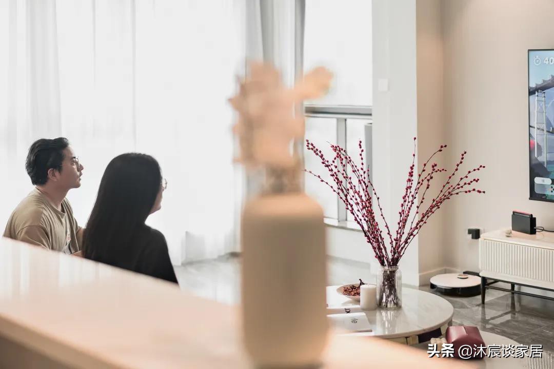 改变墨守成规的布置，她坚持把沙发背景改成矮墙，真是通透又美观