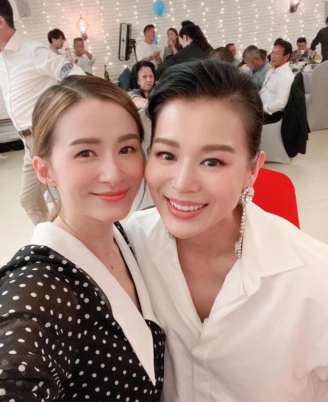 胡杏儿为半岁幼子举办party，豪门三兄弟穿同款，个个绅士又帅气