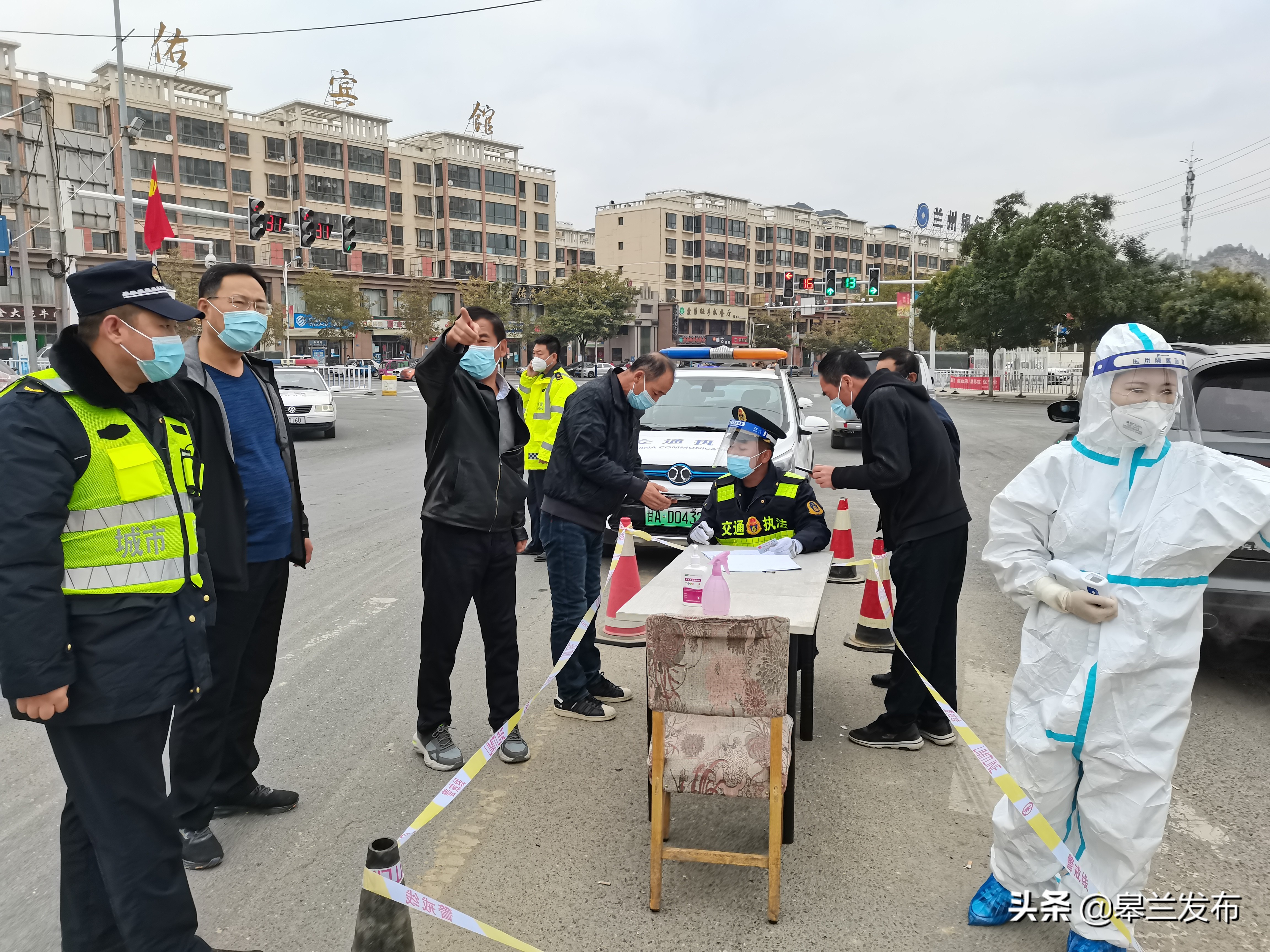 ��������ء��ڿ�ʵ�ɽ����ף�����������һ�ߡ��������ж��ϵĽ�ͨ��κ����