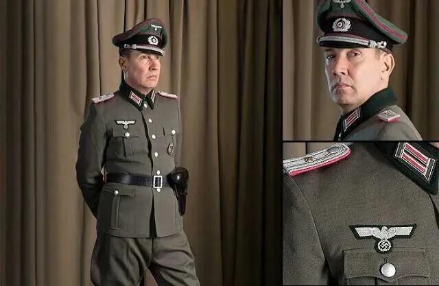 苏军中尉戴蓝帽子的"契卡"中尉军官头戴蓝色军帽,领章上面缀着两个