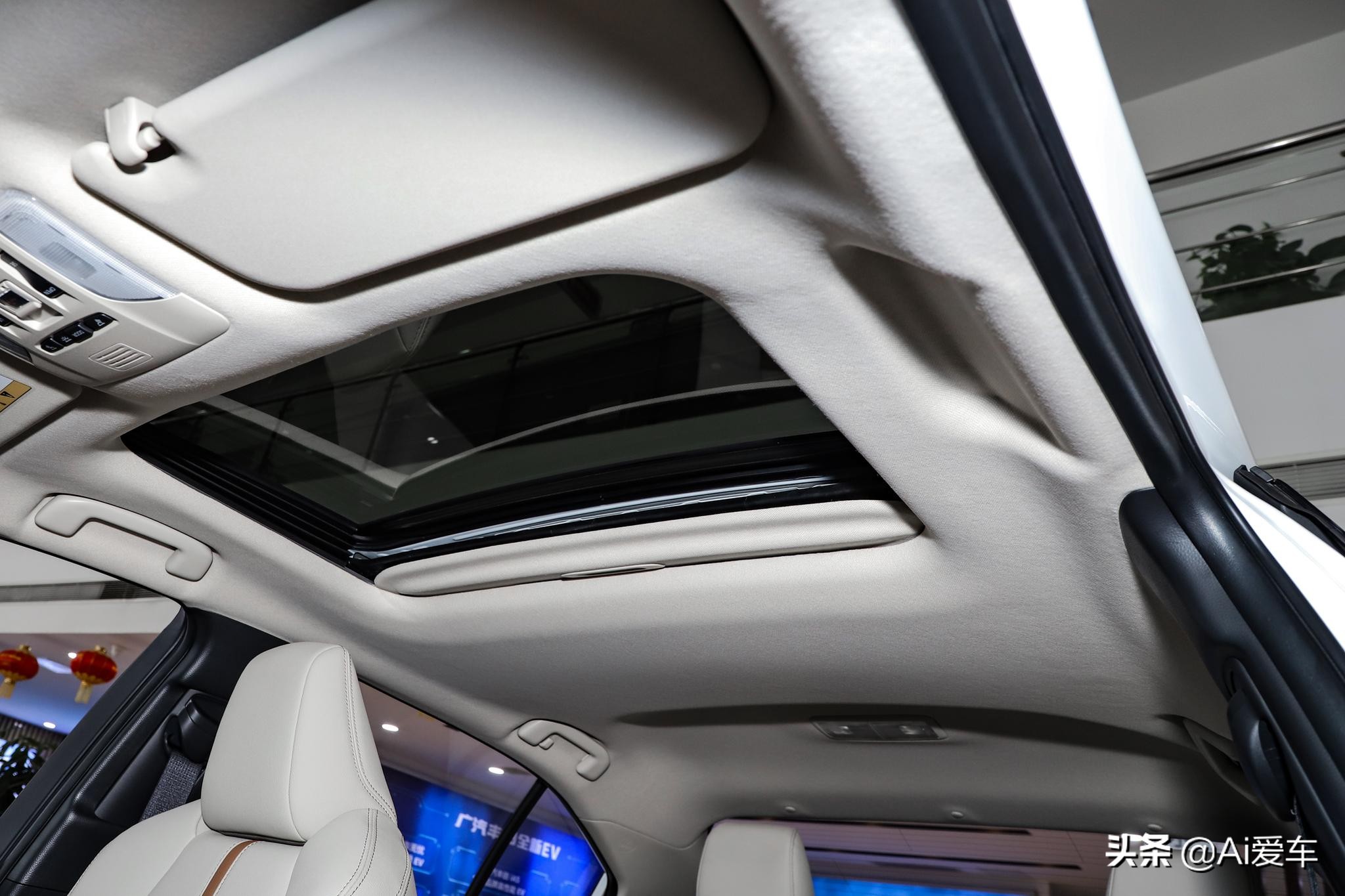 2米75的丰田三厢新家轿，凯美瑞同款2.0L动力油耗5.9L，实拍凌尚