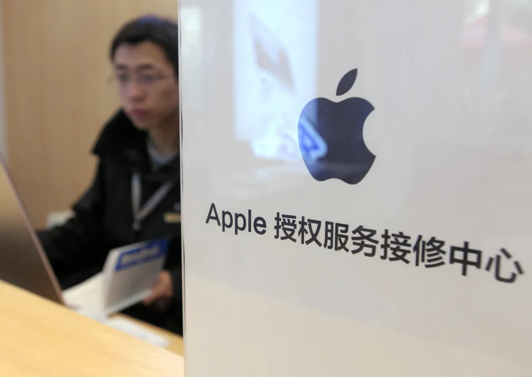 拿稳了，iPhone13你摔不起了，换块屏2400起，他们让你加价换新