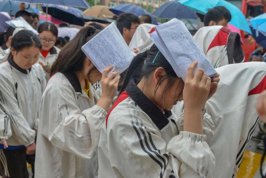 高考生迎来“坏消息”，考试难度增大、复读空间缩小，学生为难