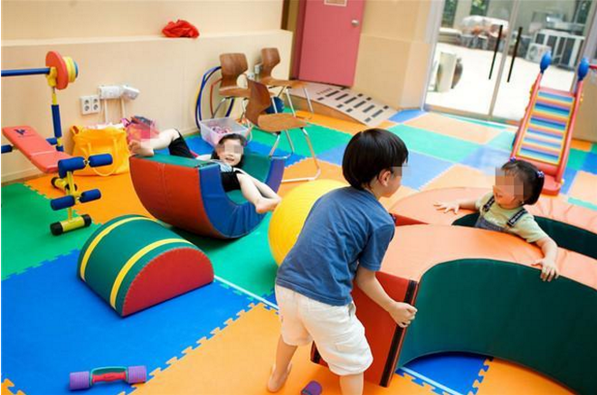 宝宝不上幼儿园行不行？“鲶鱼效应”很关键，家长该放手就别拖