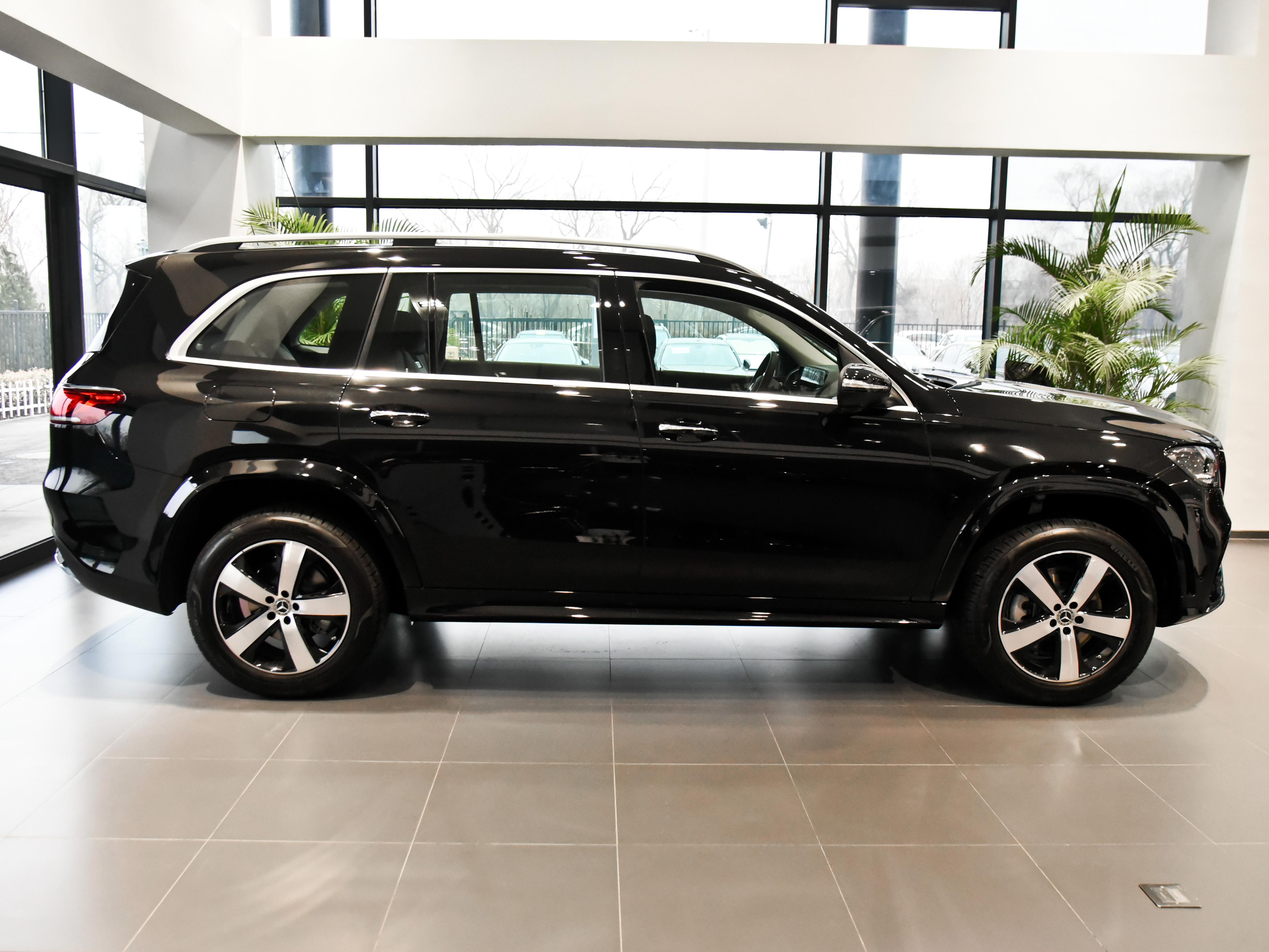 比人都高的豪华旗舰suv,7座设计原装进口,带你看奔驰gls