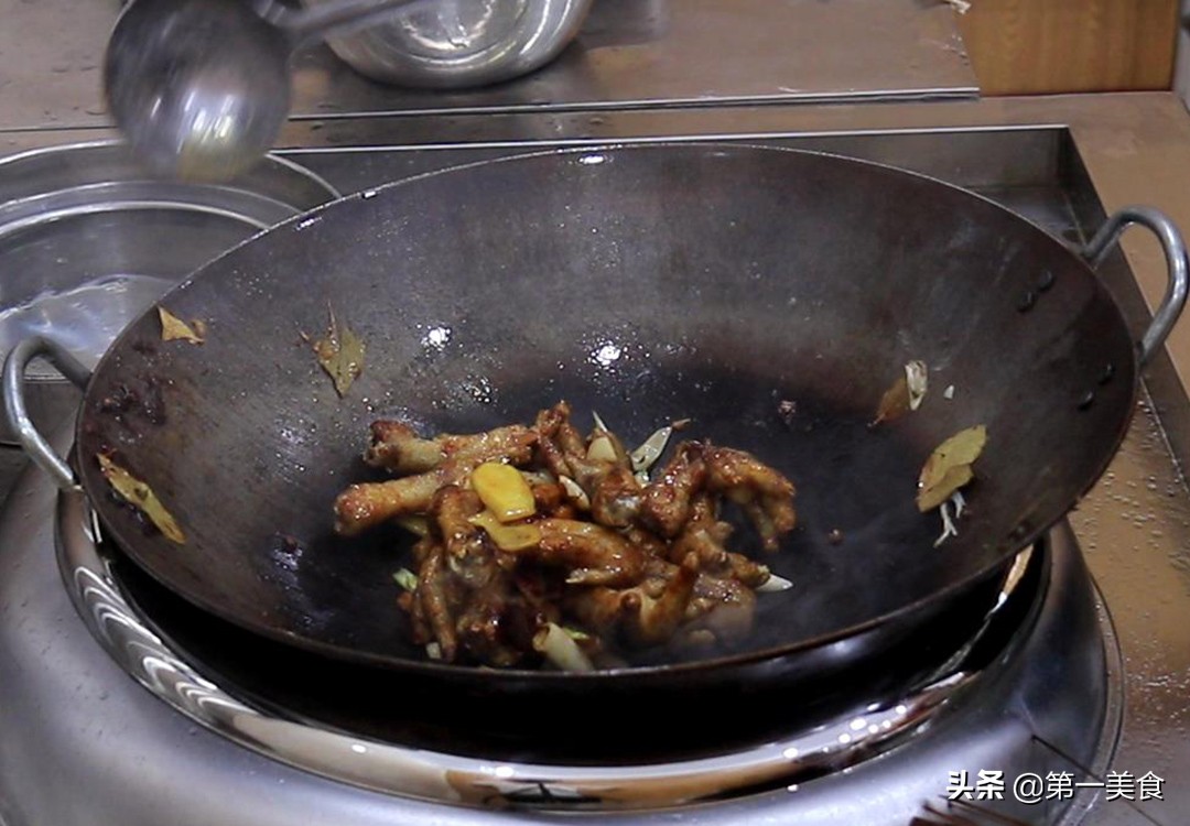 红烧鸡爪的家常做法（分享红烧鸡爪的做法诀窍）