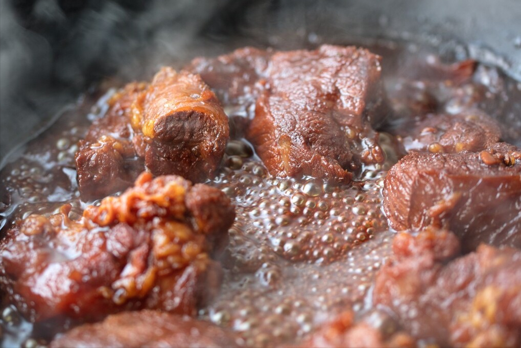 做卤牛肉，牢记“1腌2泡”的窍门，牛肉软烂入味，没腥味还不散