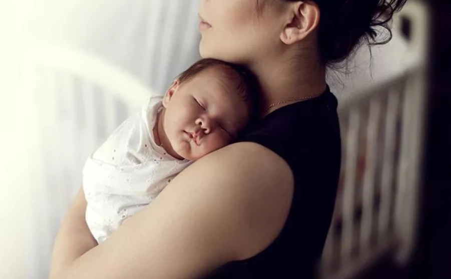 刚出生一周的女宝就来“大姨妈”？宝妈如遭雷劈，医生：不必担心