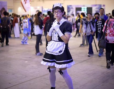 大一新生开学日，男生身穿“女仆装”漫步校园，造型奇葩难以理解