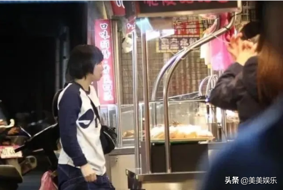 瞞不住了？一起逛夜市秘密同居，阿信和助理的戀情曝光了？