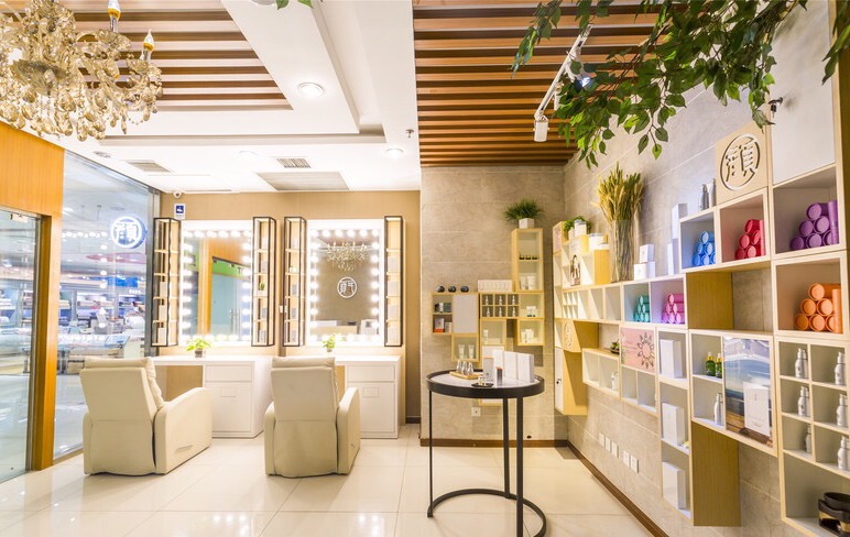 揭秘美业手艺人：年入百万 专注为顾客“洗脸”