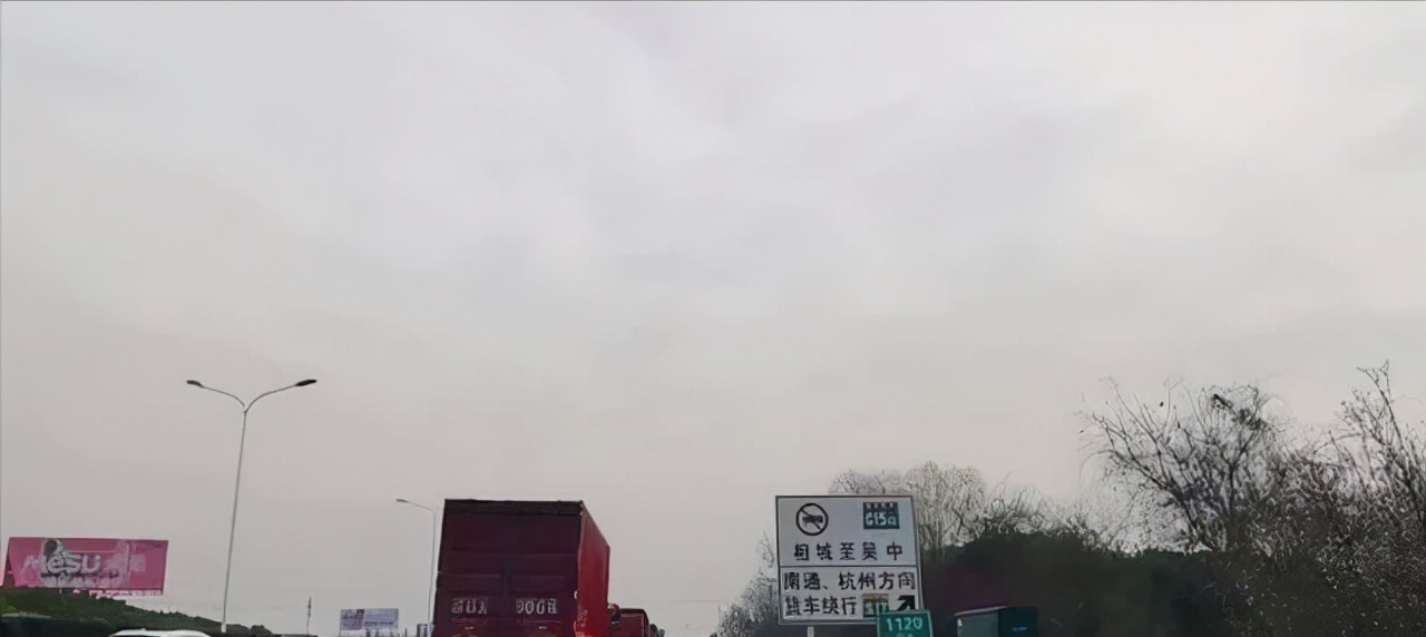 高速竟然可以走应急车道了？不会被处罚吗？交警：可以走，没问题