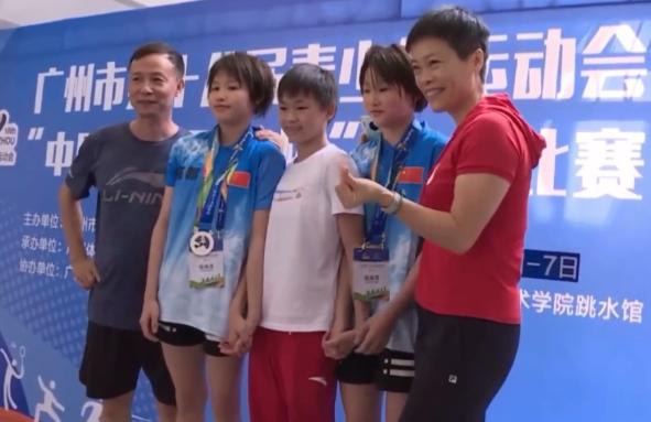 全红婵被疯狂追捧！师弟师妹围着要签名，何教练陪同，默默保护