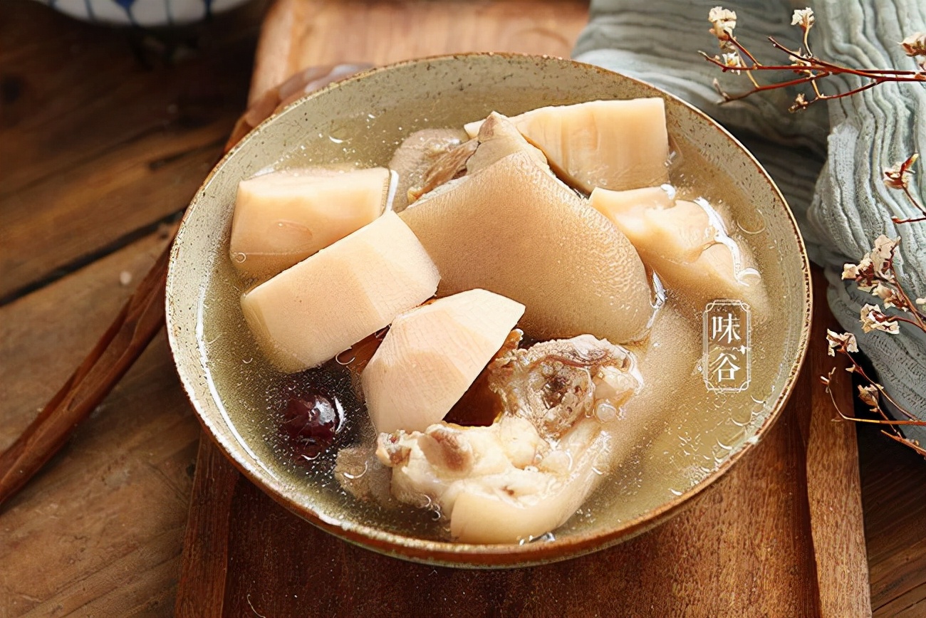 入冬后，有条件多给家人喝这汤，汤鲜味美有营养，别不懂吃