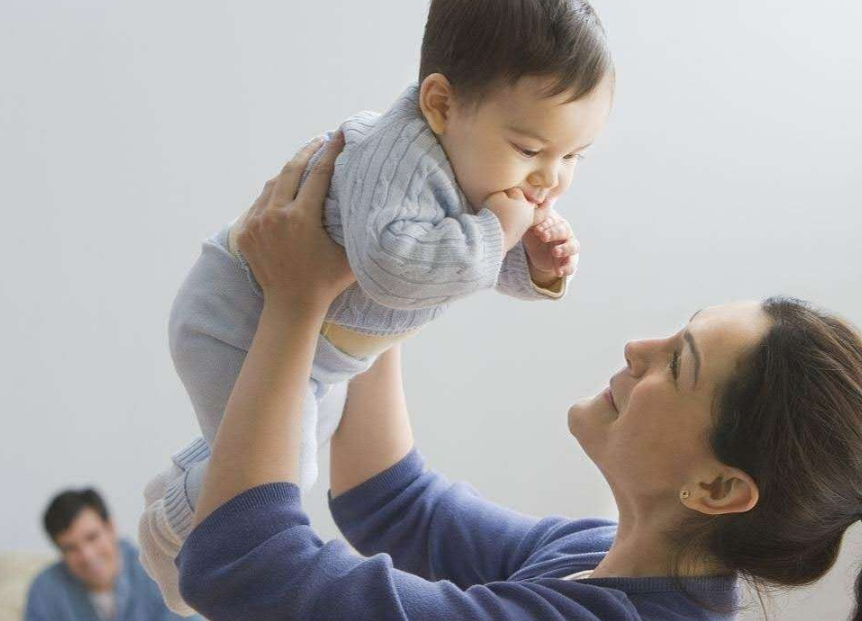 宝宝爱哭需要哄睡，除了奶睡还有“晃睡”吗？力度把控很重要