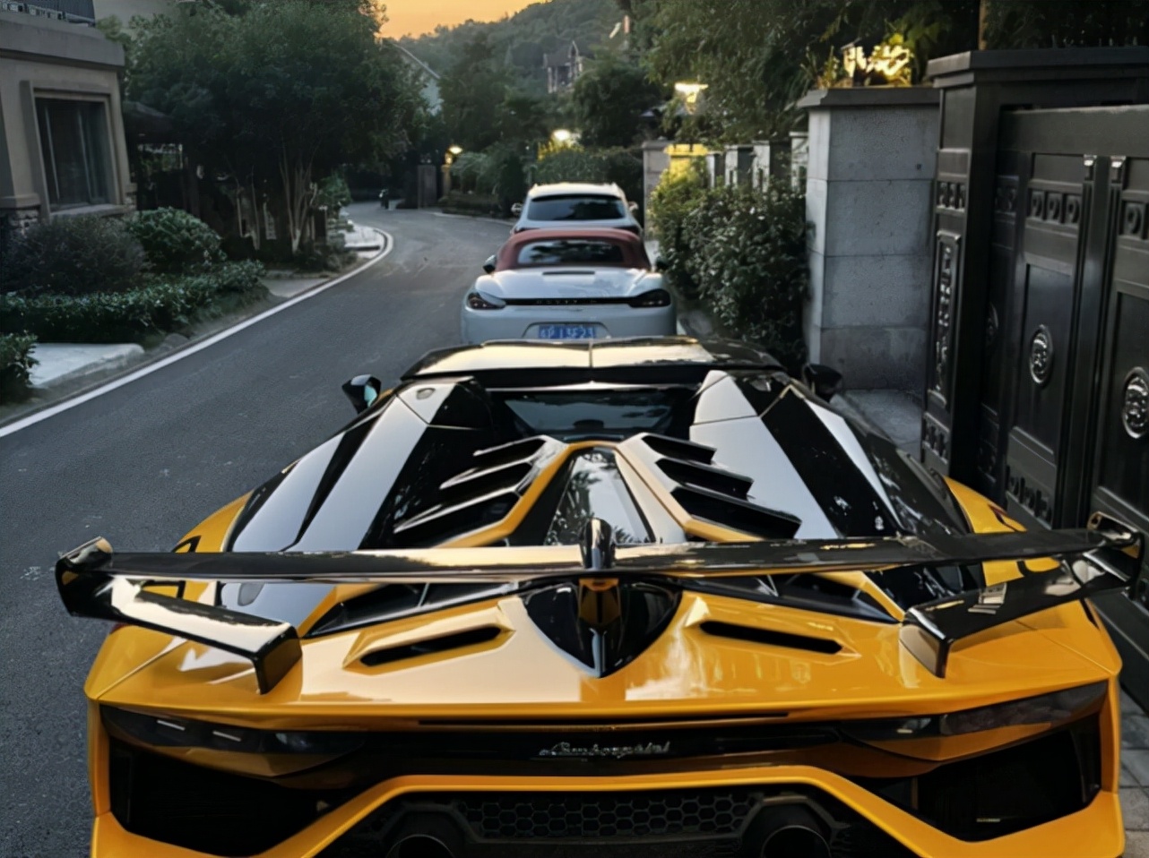 广东遇到1500万的兰博大牛svj 车主家的居住环境诠释一切 读车号