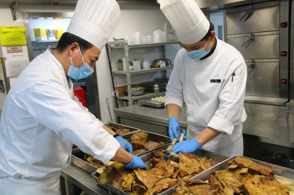 “你保护武汉、我们照顾你”，援汉医疗队背后有群国企“大管家”