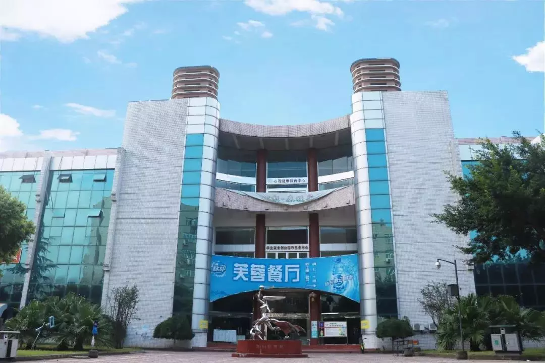 成都超“火”高校：占地2890亩，坐拥4大网红食堂，获人民日报关注！