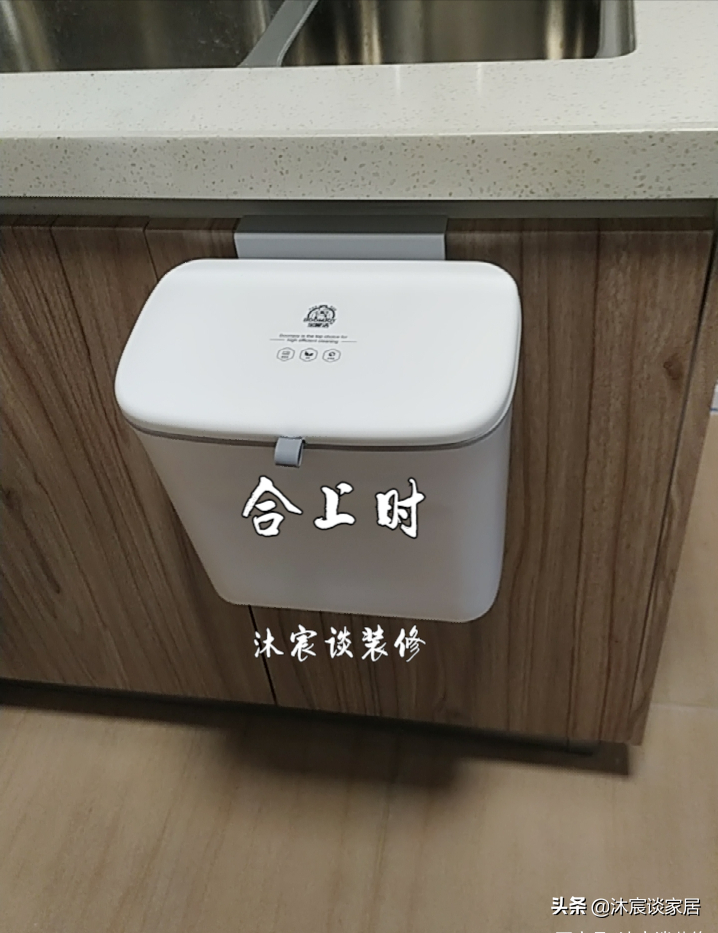 改变墨守成规的布置，她坚持把沙发背景改成矮墙，真是通透又美观