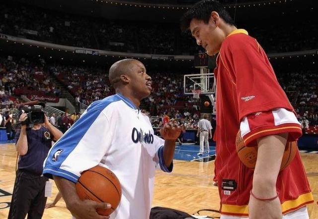 nba为什么会发前场球(神来之笔！NBA那些随机应变：詹皇尬舞避免吃T，姚明故意罚球不进)