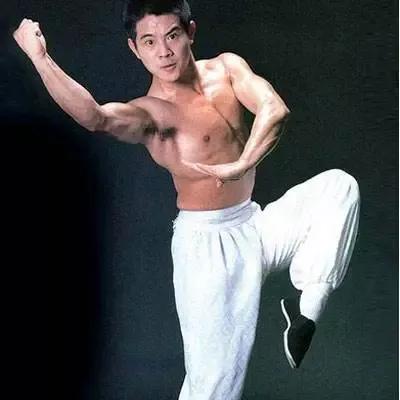 李連杰的家世背景到底有多牛？爺爺爸爸的簡介至今不敢公開