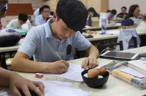 新高考模式下，物理成为首选科目，为啥还不能代替英语成为主科