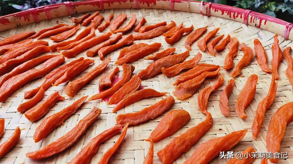 晒红薯干，切完就晒容易黑，80奶奶教我2招，颜色红亮软糯不干硬