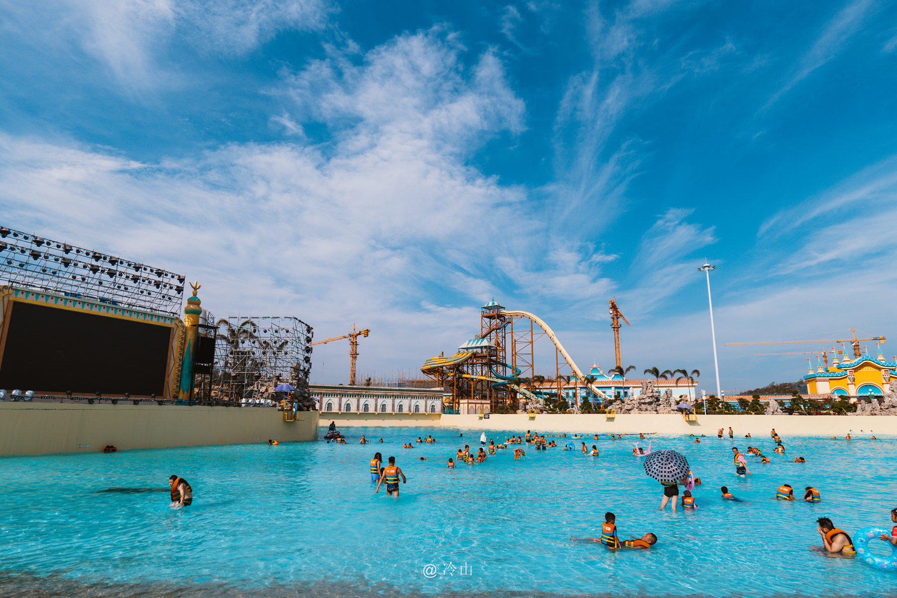 水上飞龙表演原理是利用脚上喷水装置产生的反冲动力,使表演者在水上