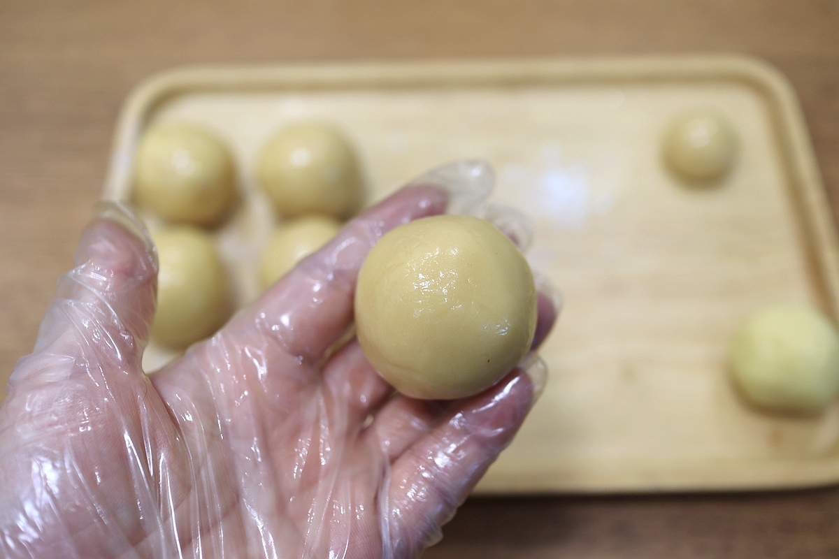 黑芝麻酱绿豆沙月饼还真好吃，说啥也得试一试，歪打正着的美味