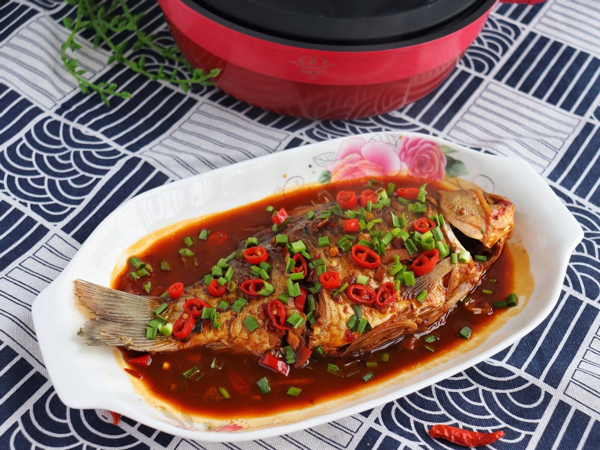 家常红烧鲫鱼,没有腥味,鲜美可口,大人小孩都爱吃