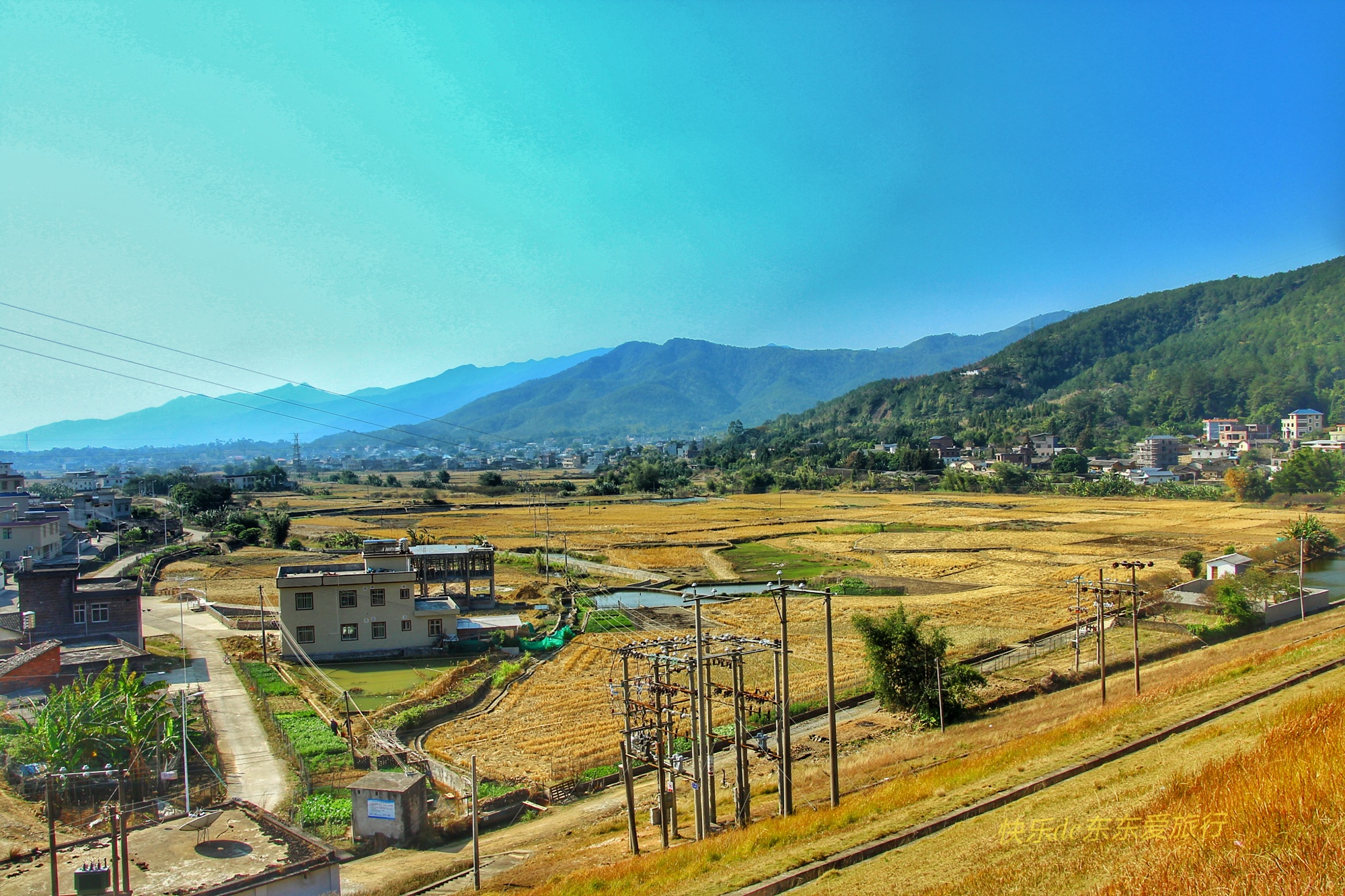 平远县东石镇,平远东石灵水村,一村两水库,稻田景也美-出走网