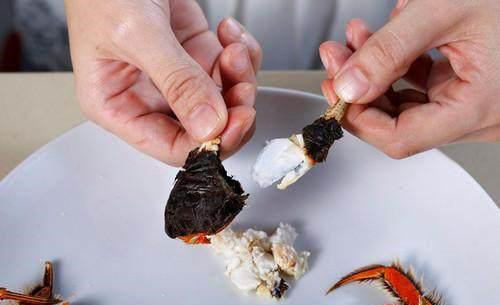 原來螃蟹的正確吃法是這樣，太簡單了吧
