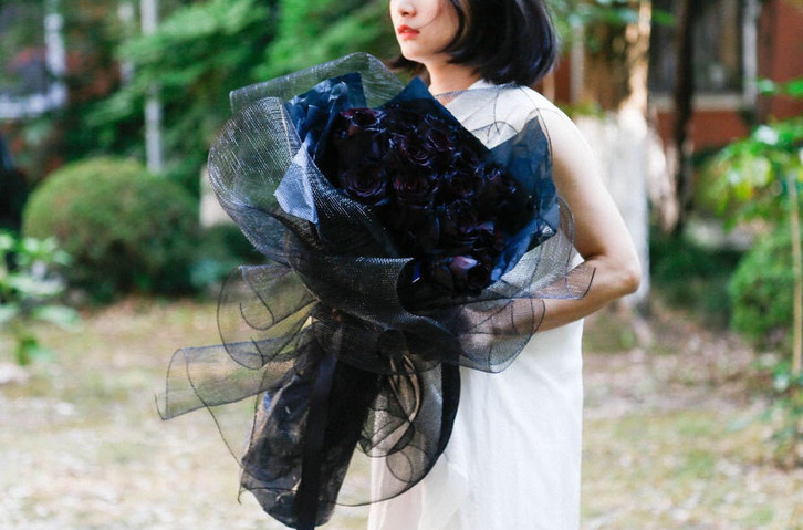 黑玫瑰的花语，不是暗黑系地下情，也不是虚伪的爱，而且温柔真心