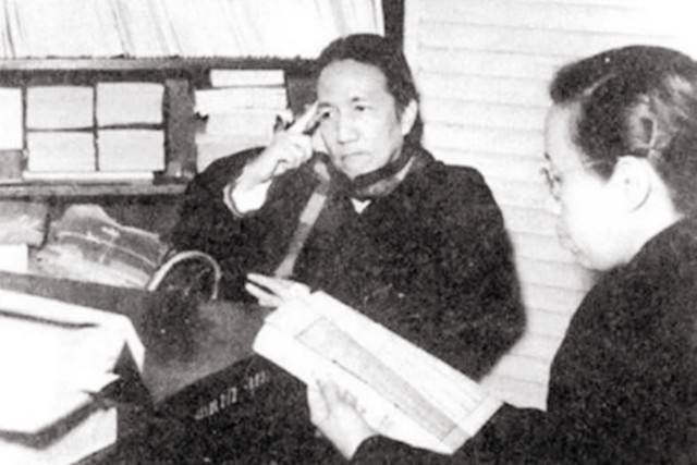 妻子卧病在床，他提前为妻子写挽联，妻子看后：我一定比你活得长