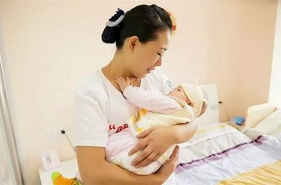 保姆掌掴抱摔40天女婴，监控画面记录全程，为父母敲响警钟