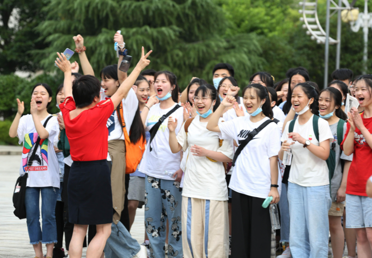 2021高考“最美考生”走红，撞脸记者王冰冰，笑称高考发挥得还行